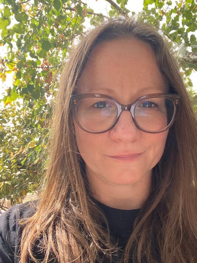 Jessica en extérieur, dans les collines du Var