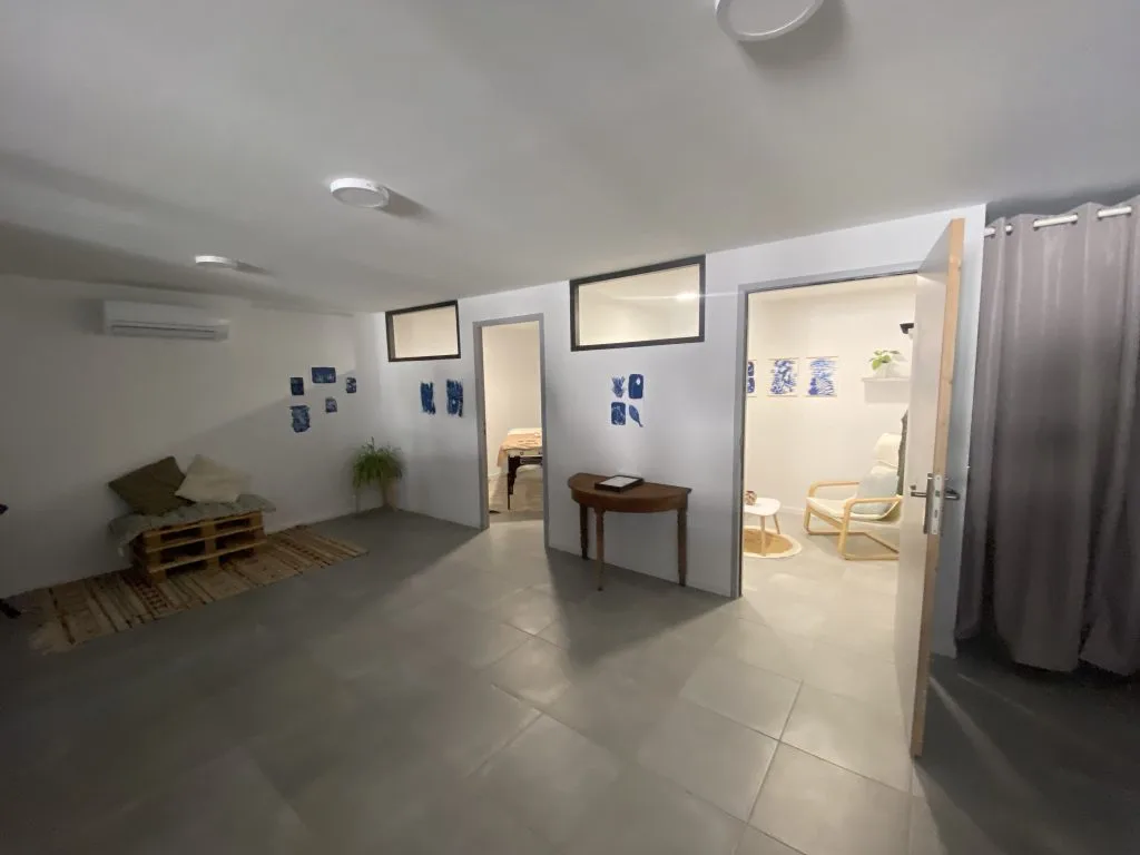 Entrée du cabinet de psychogénéalogie à Cotignac