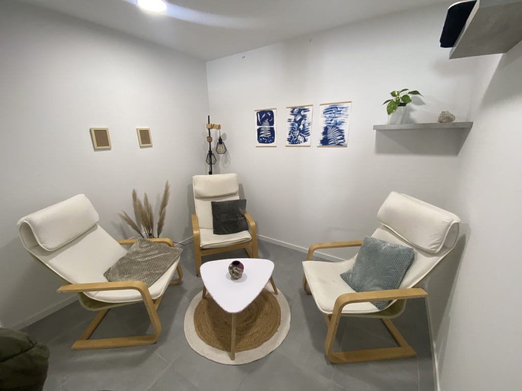 Le salon de consultation, trois fauteuils clairs