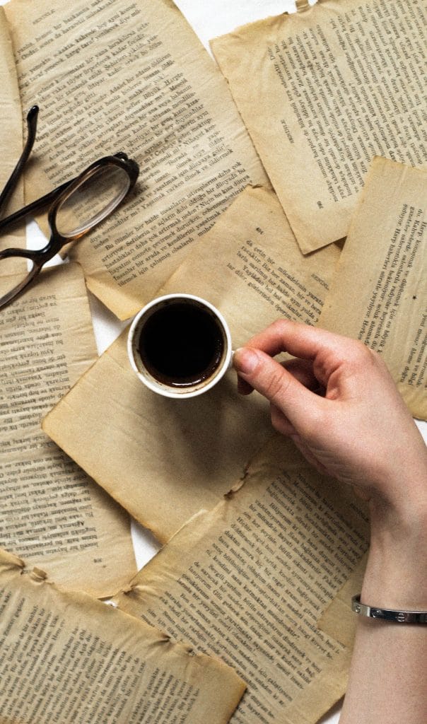 Tasse de café sur des pages anciennes