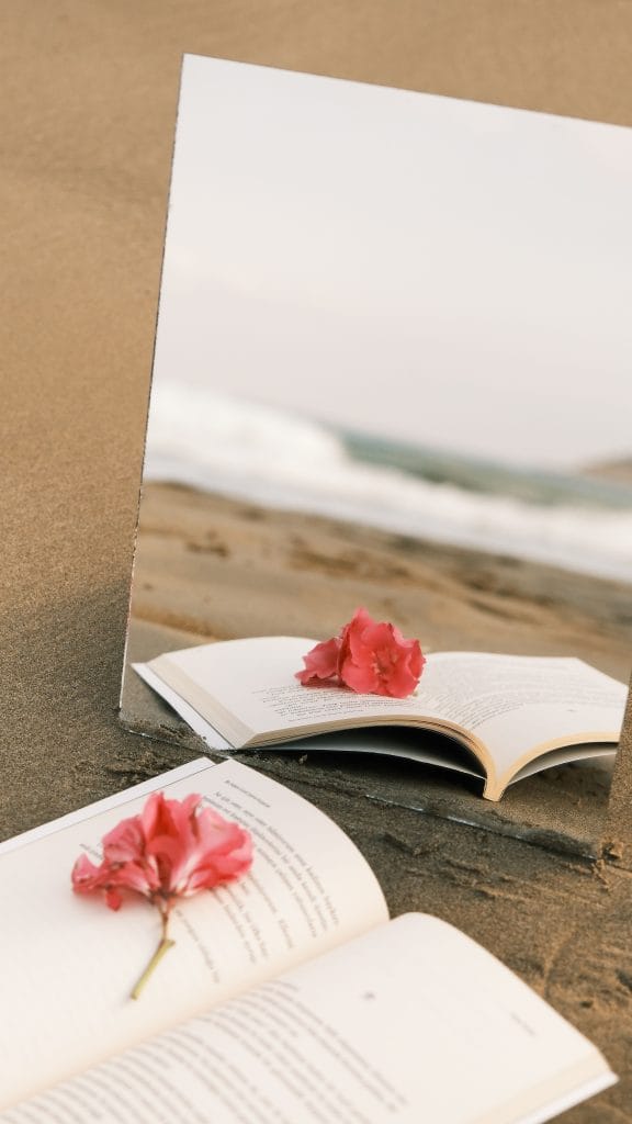 Livre et reflet dans un miroir