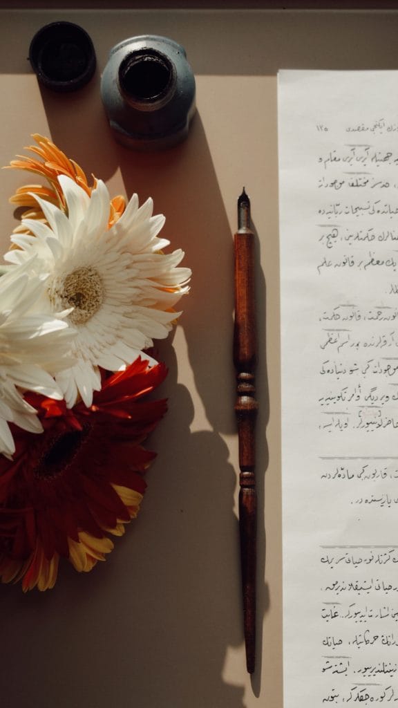 Plume et fleurs sur une page d'écriture