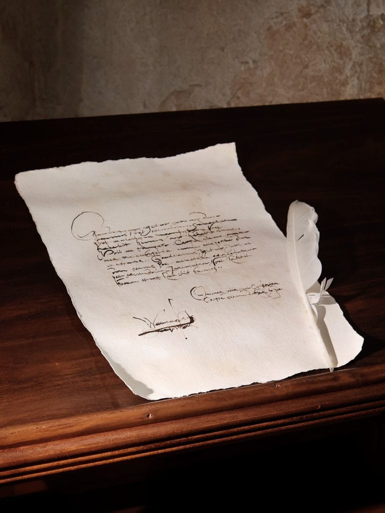 Salle où se déroule la séance de psychogénéalogie à Cotignac